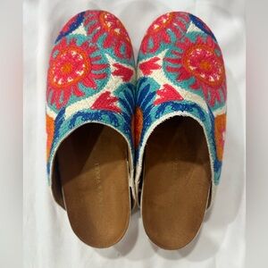 Chelsea and Violet Embroidered Cleo Lug Sole Clogs Women’s Size 8.5